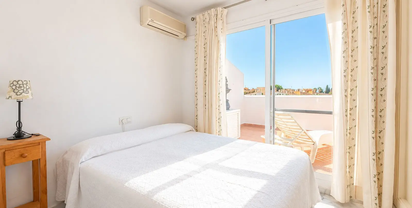 Sale of penthouse in Calahonda 12