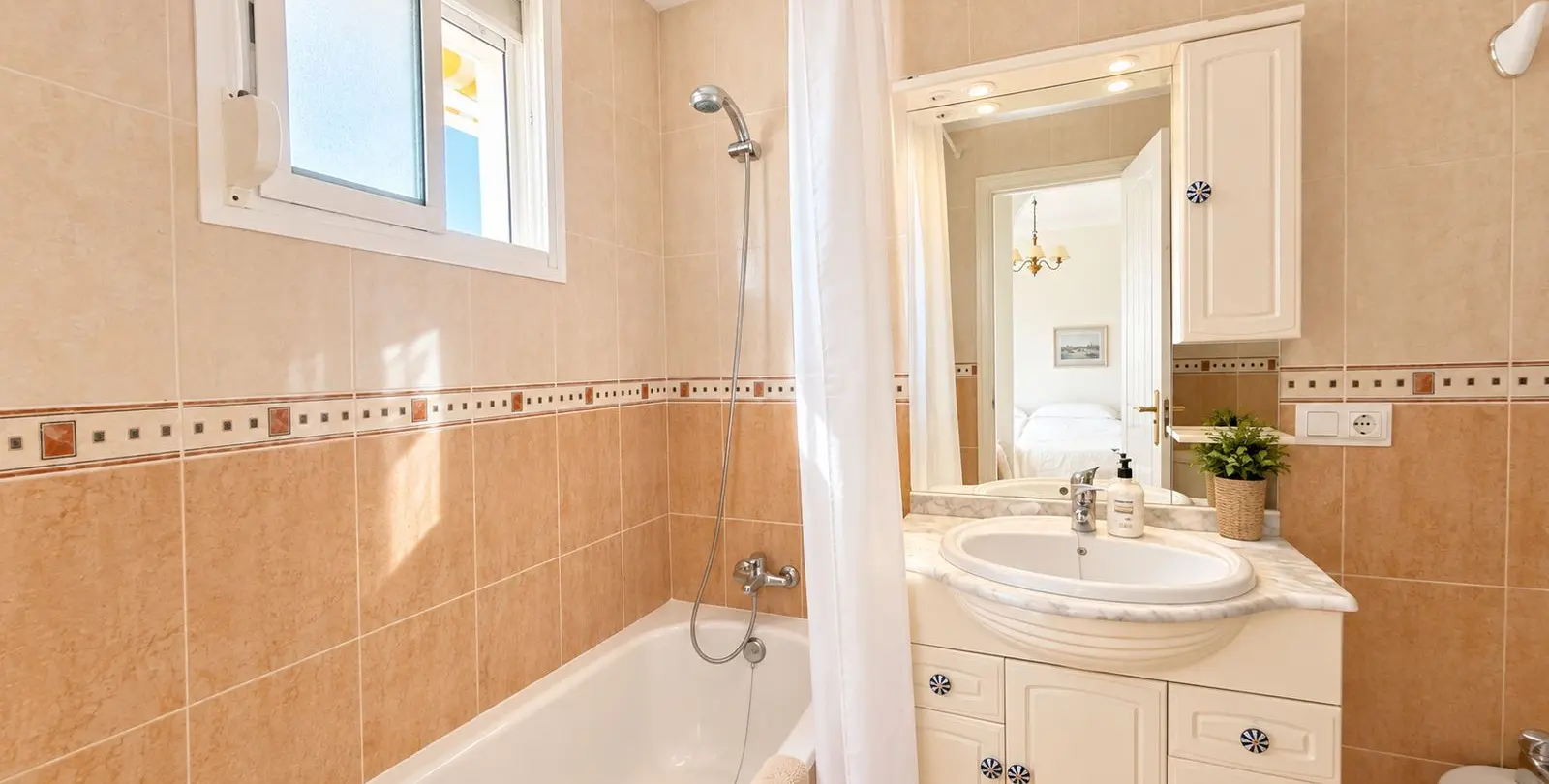 Sale of penthouse in Calahonda 16