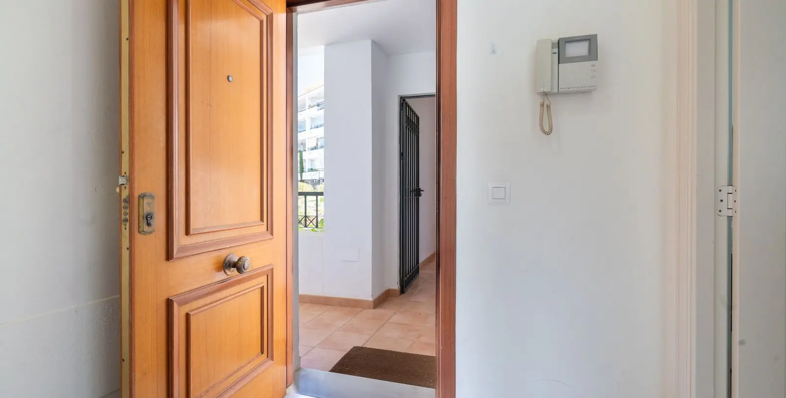 Sale of penthouse in Calahonda 17