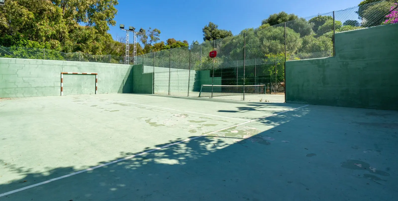 Sale of penthouse in Calahonda 19