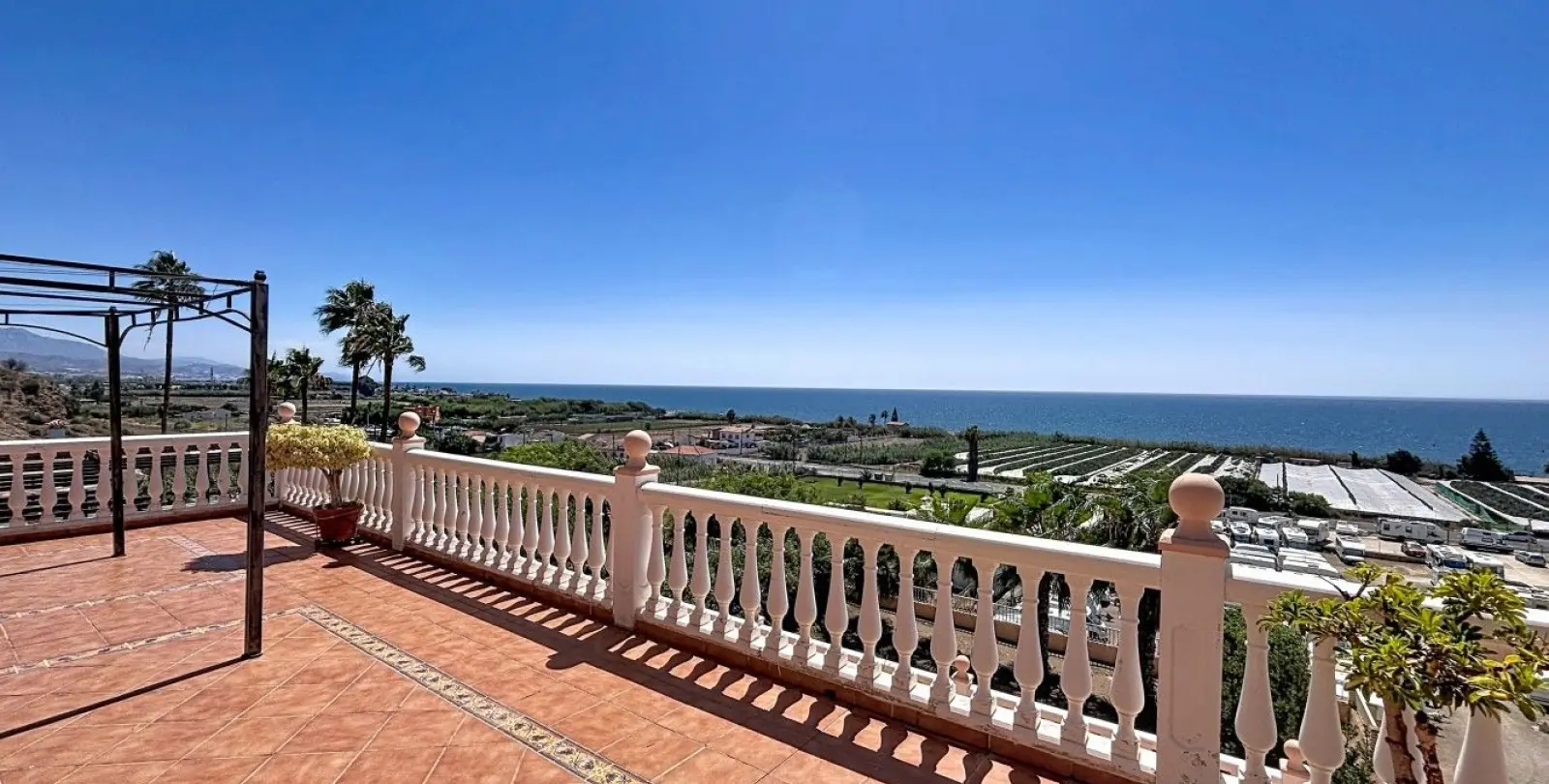 Sale of detached villa in Almayate 1