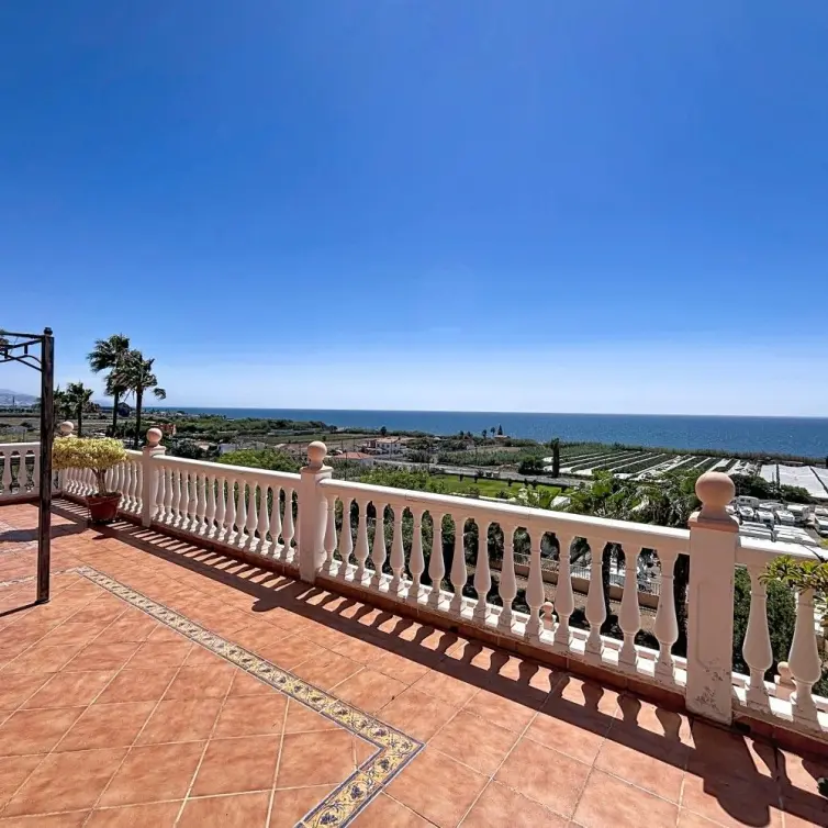 Sale of detached villa in Almayate