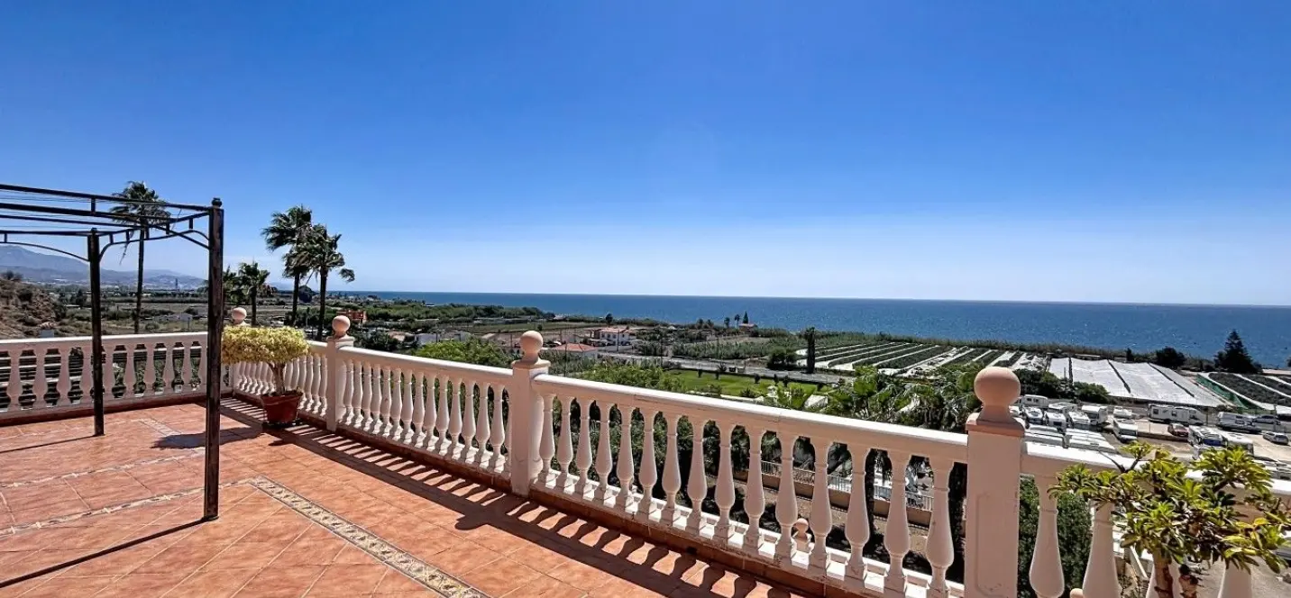 Sale of detached villa in Almayate 0