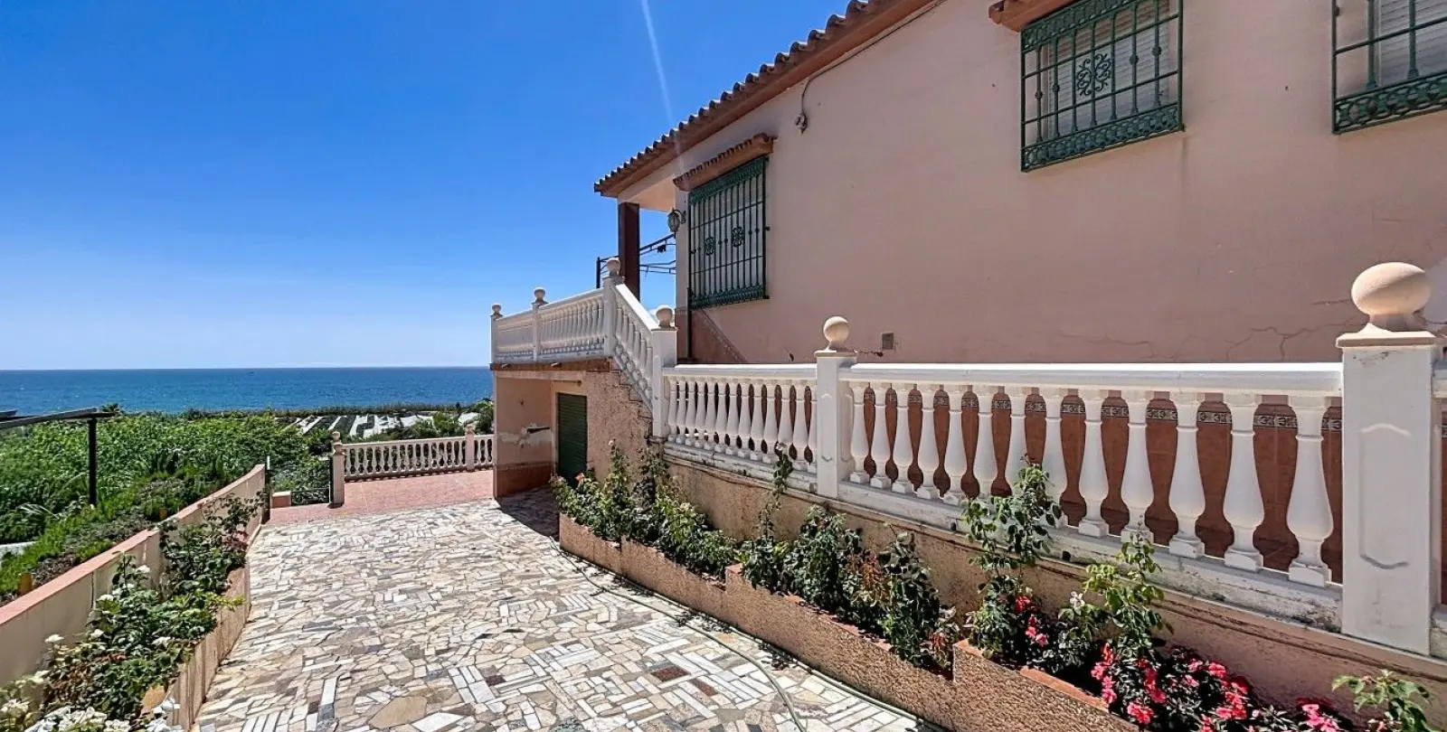 Sale of detached villa in Almayate 2