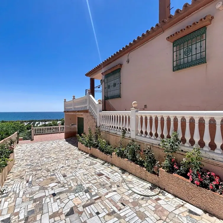 Sale of detached villa in Almayate