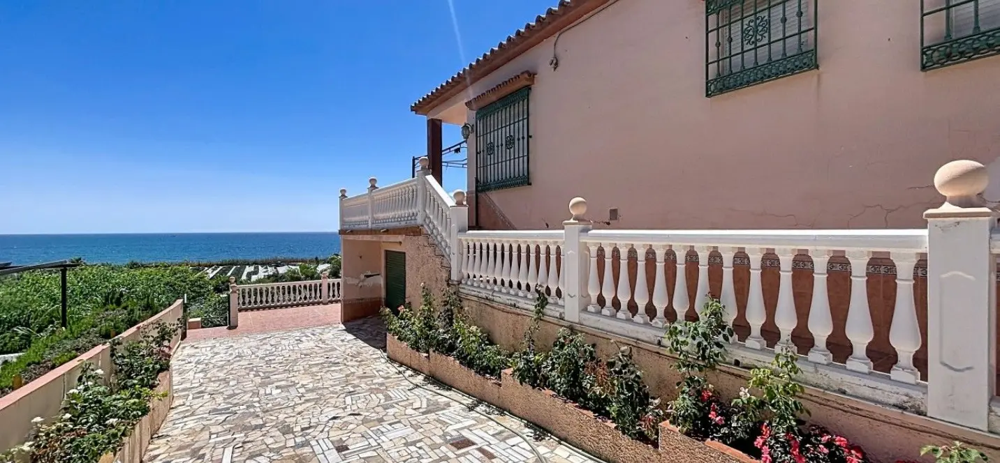 Sale of detached villa in Almayate 1