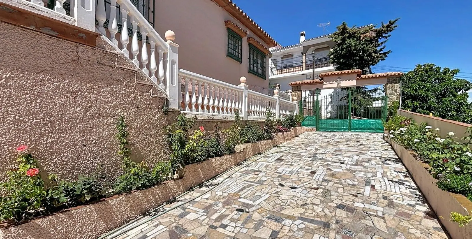 Sale of detached villa in Almayate 3