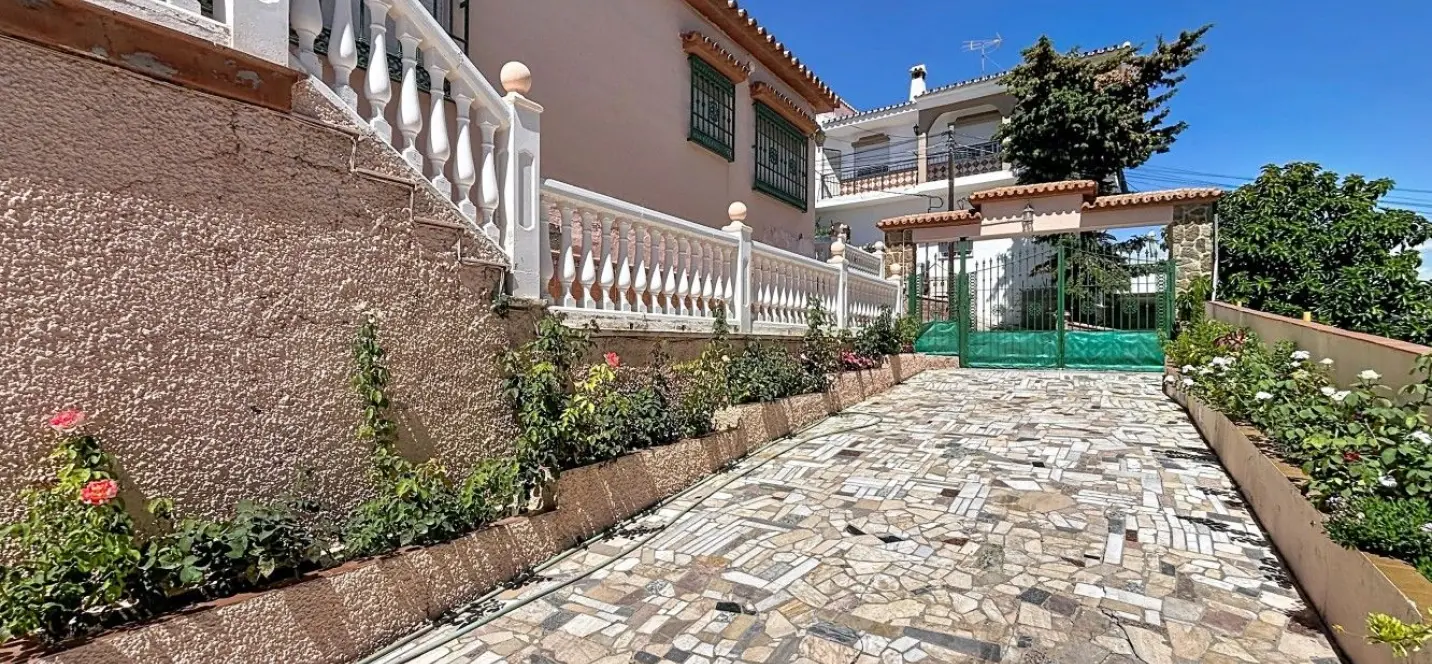 Sale of detached villa in Almayate 2