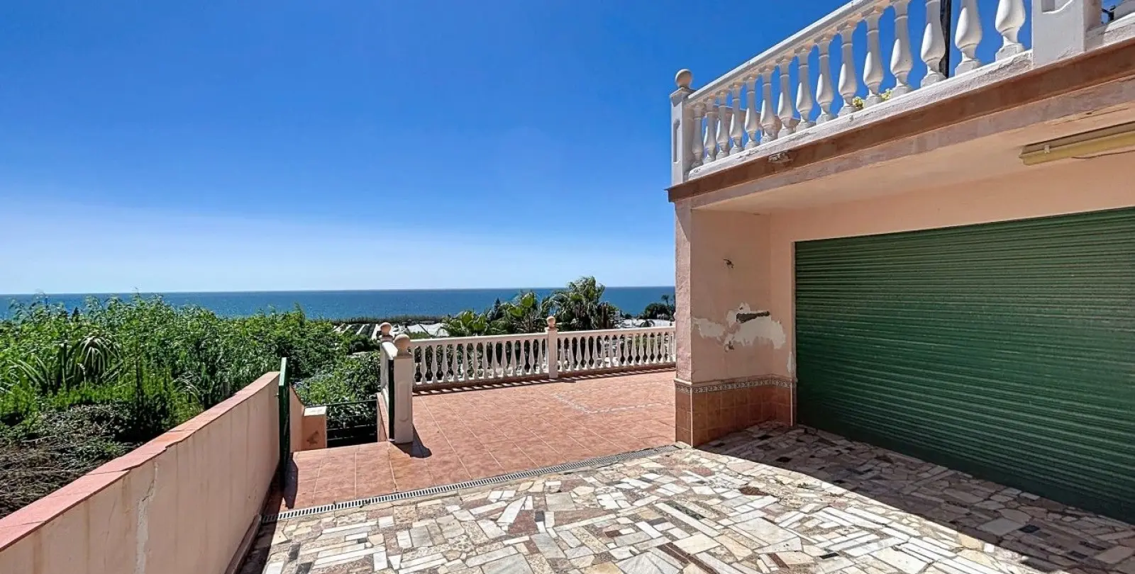 Sale of detached villa in Almayate 4