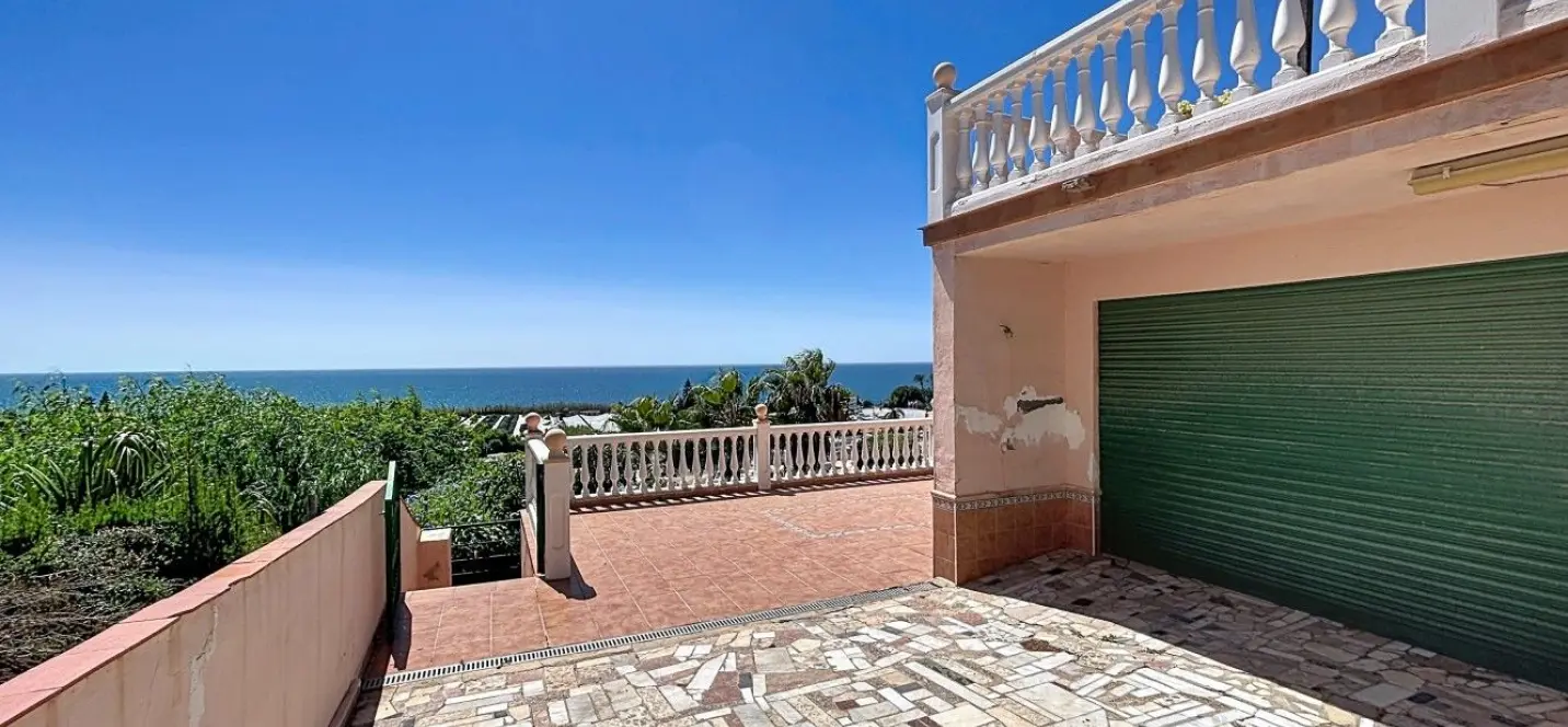 Sale of detached villa in Almayate 3