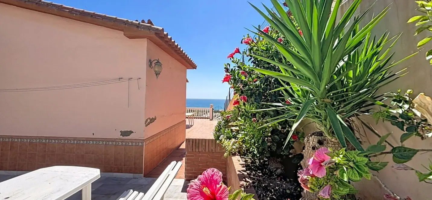 Sale of detached villa in Almayate 4