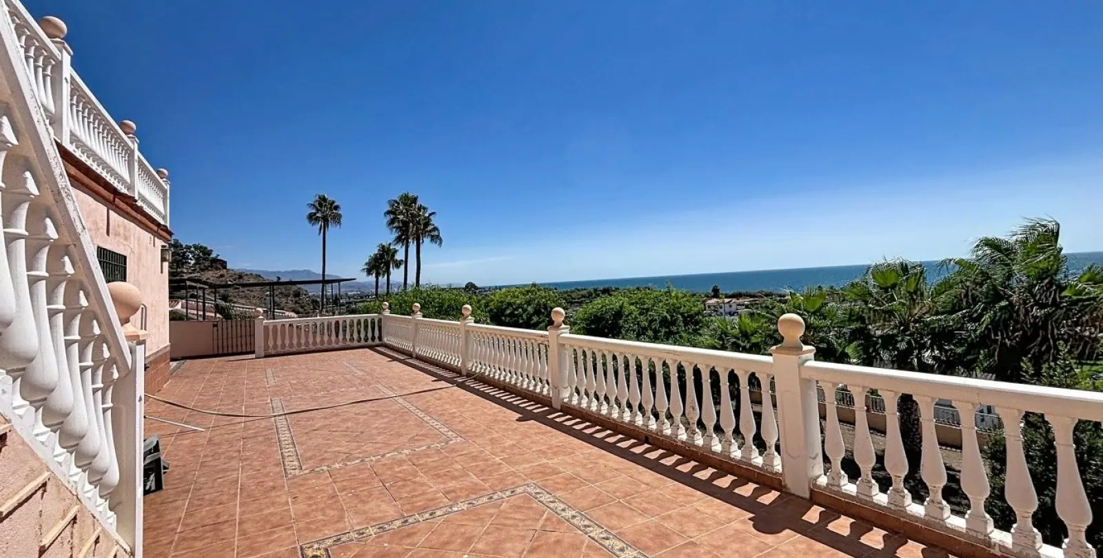 Sale of detached villa in Almayate 9