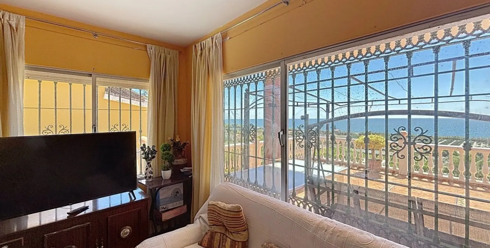 Sale of detached villa in Almayate 20