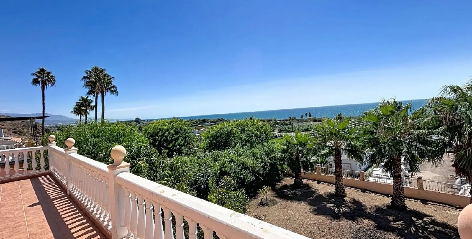 Sale of detached villa in Almayate 33