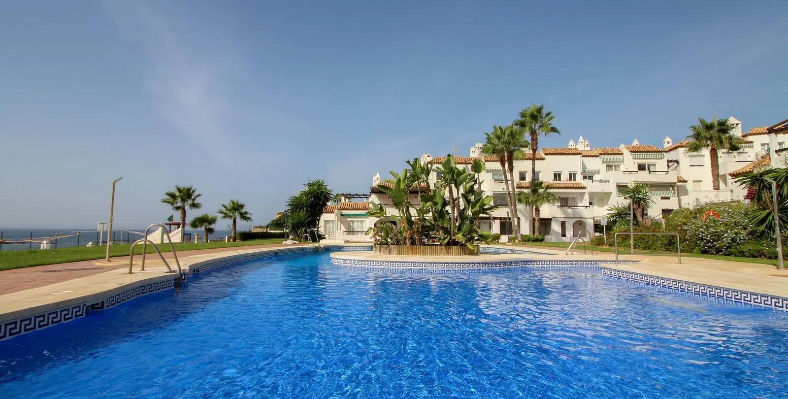 Sale of ground floor apartment in Calahonda 4