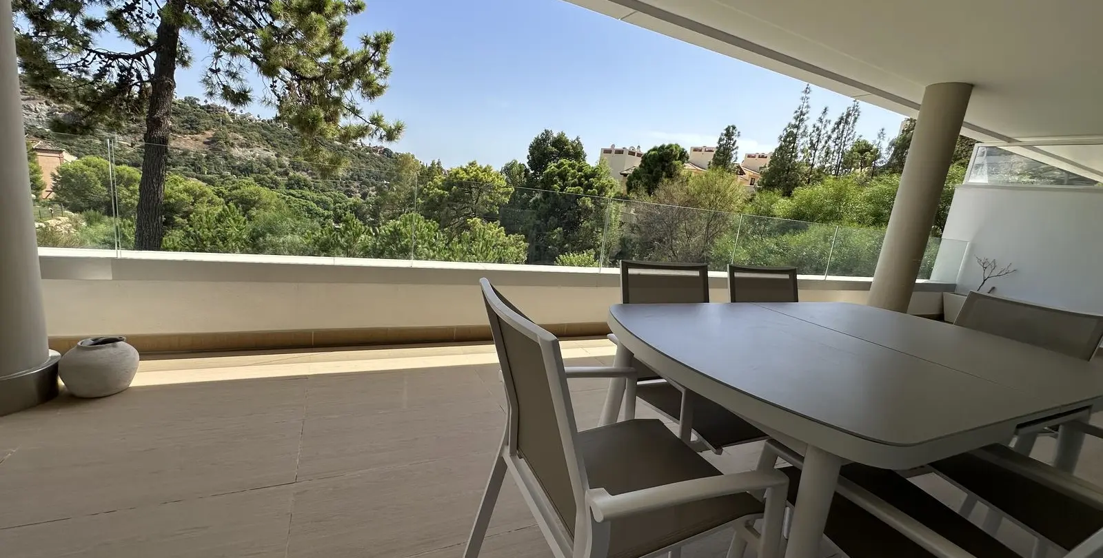 Sale of middle floor apartment in Benahavís 1
