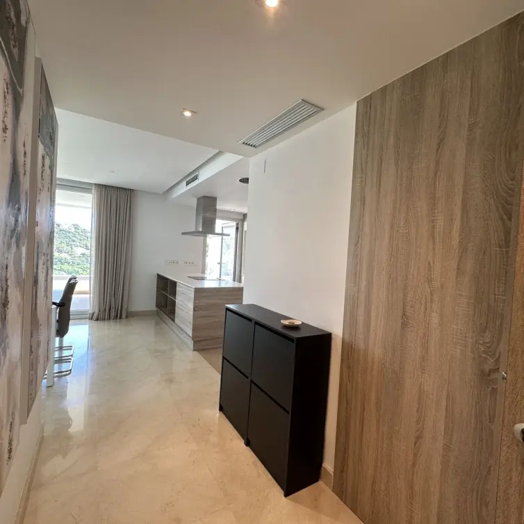 Venta de apartamento en planta media en Benahavís