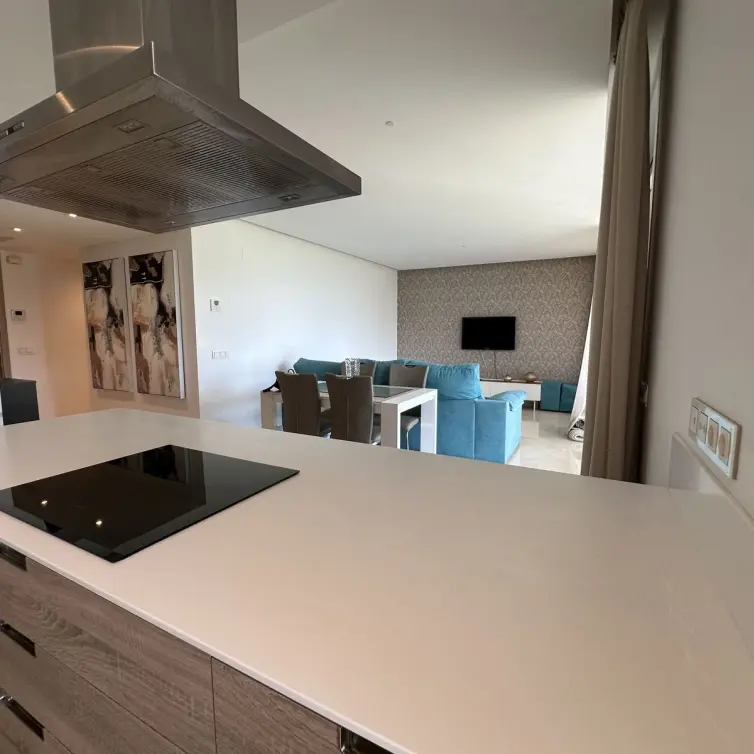 Venta de apartamento en planta media en Benahavís