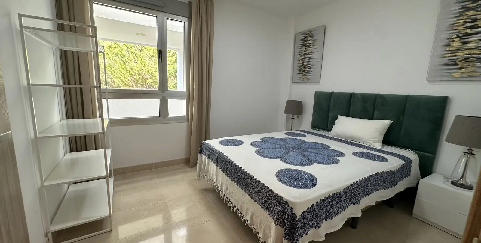 Sale of middle floor apartment in Benahavís 12