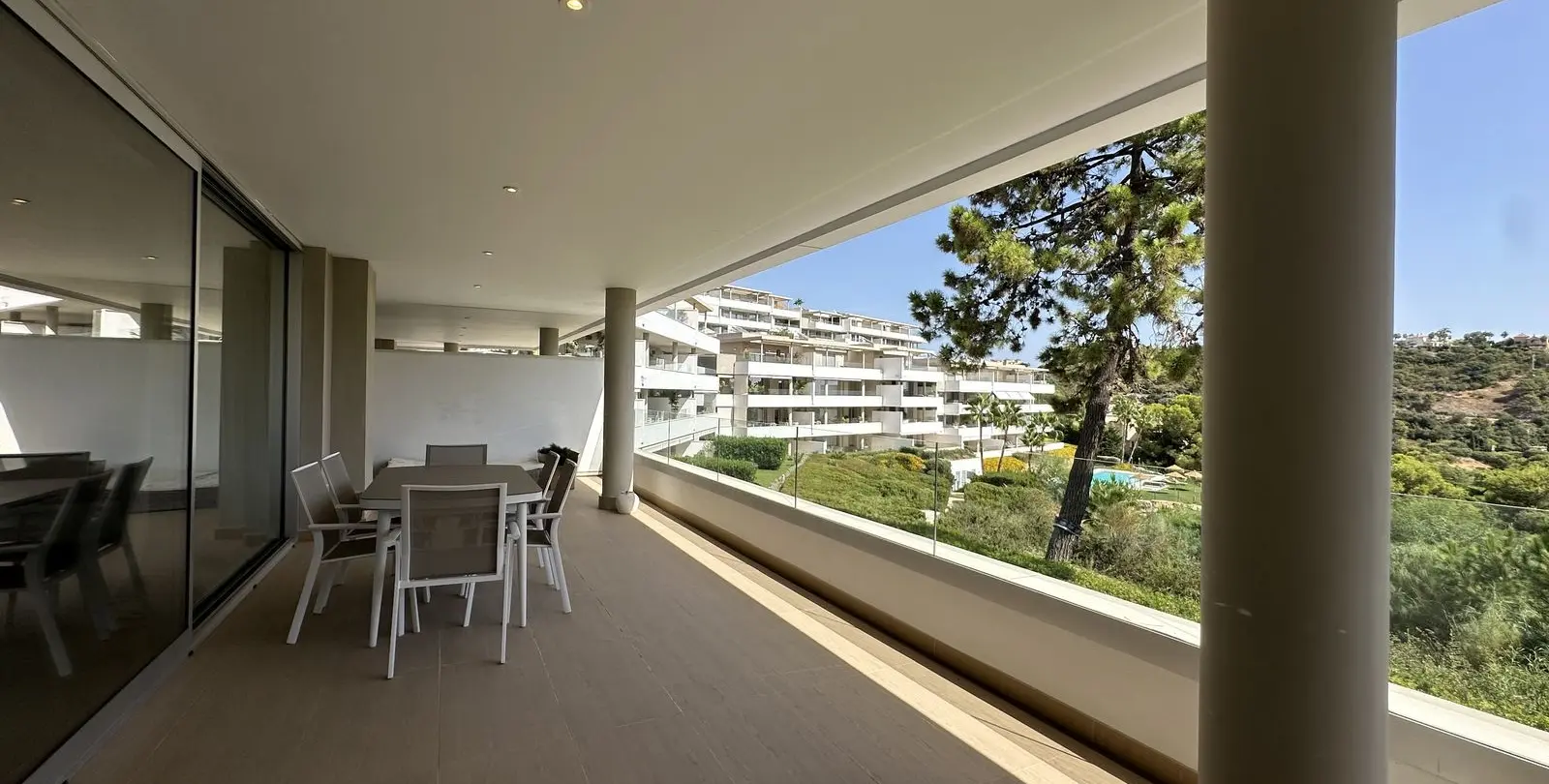 Sale of middle floor apartment in Benahavís 25