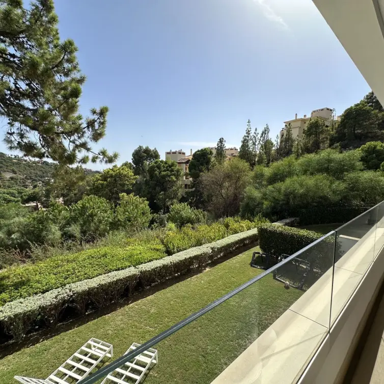 Venta de apartamento en planta media en Benahavís