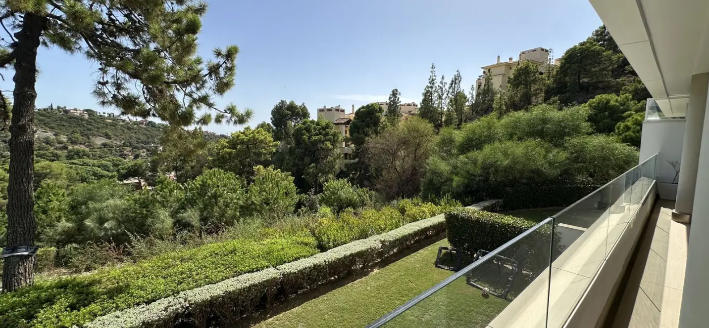 Venta de apartamento en planta media en Benahavís 0