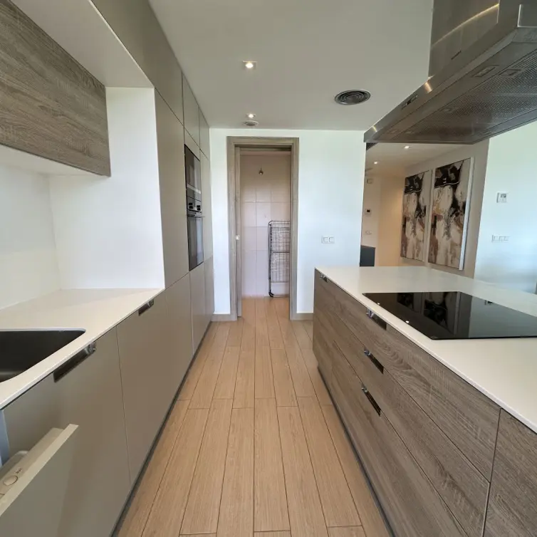 Venta de apartamento en planta media en Benahavís