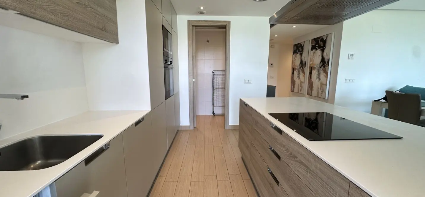 Venta de apartamento en planta media en Benahavís 1