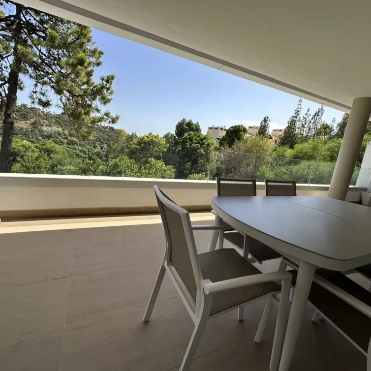 Venta de apartamento en planta media en Benahavís