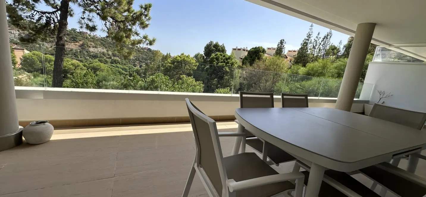 Venta de apartamento en planta media en Benahavís 2