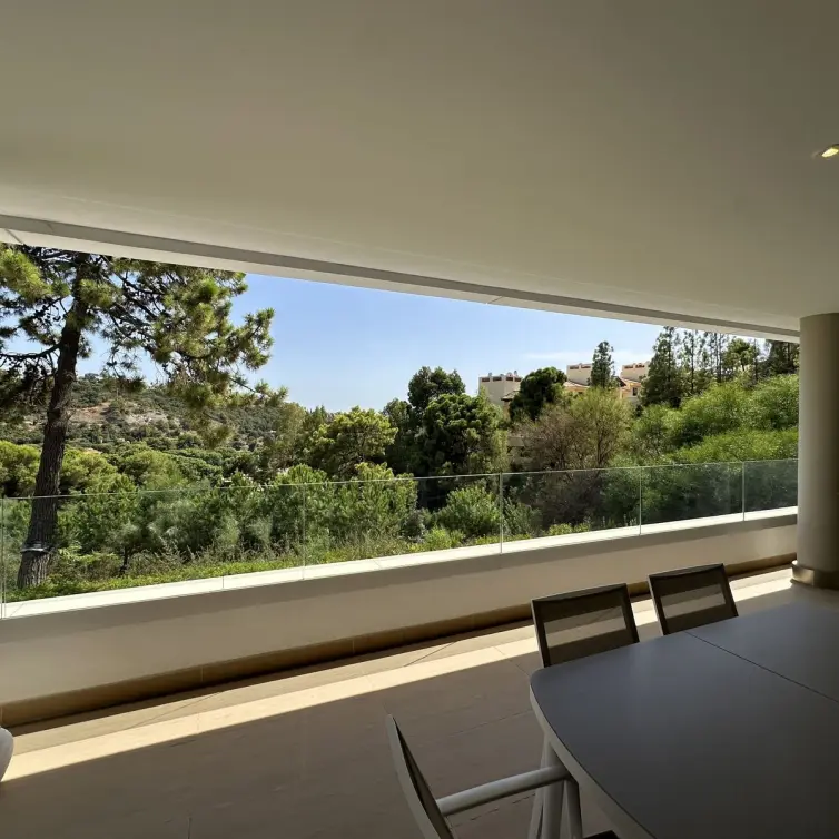 Venta de apartamento en planta media en Benahavís
