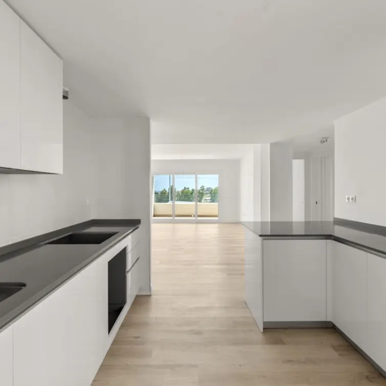 Sale of middle floor apartment in Nueva Andalucía