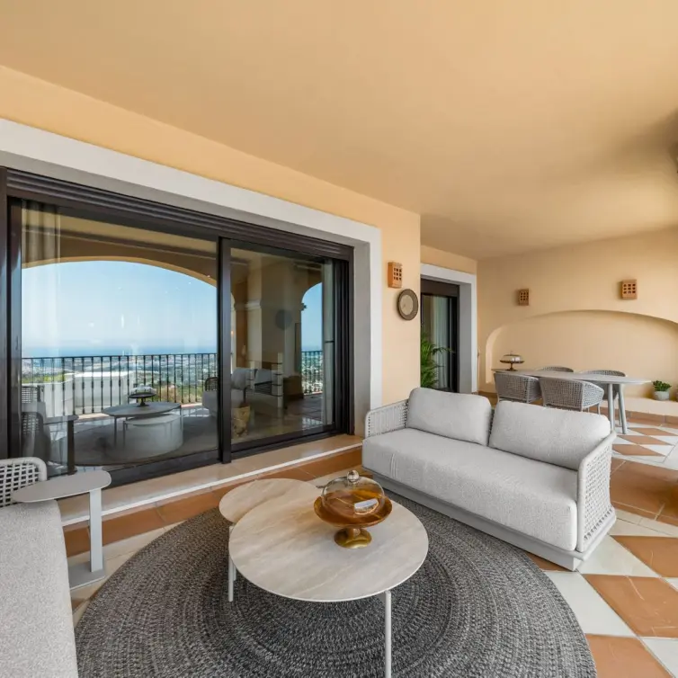 Sale of middle floor apartment in La Quinta