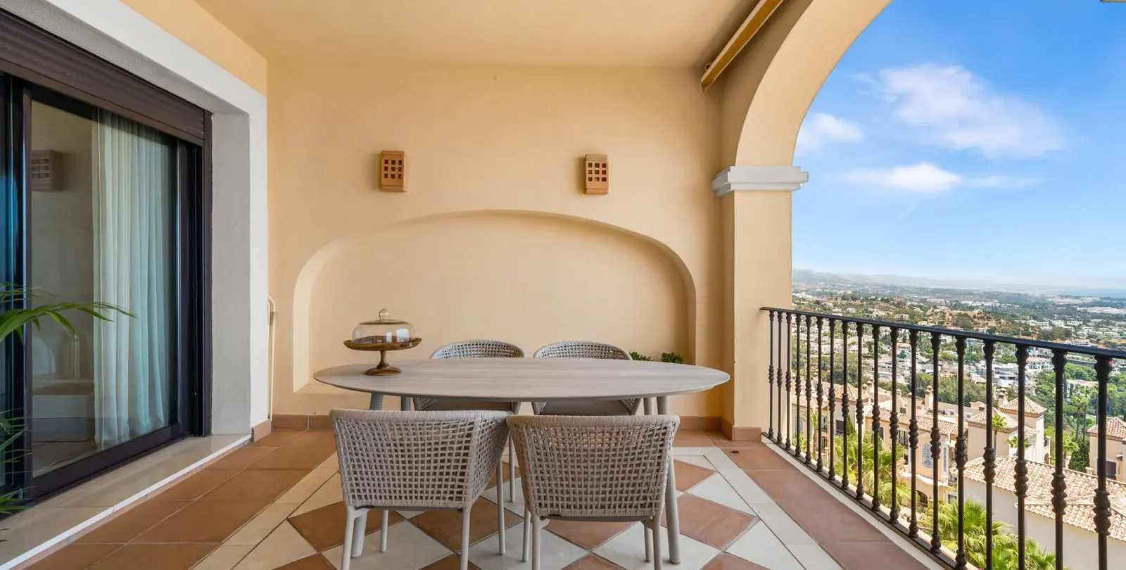Sale of middle floor apartment in La Quinta 30