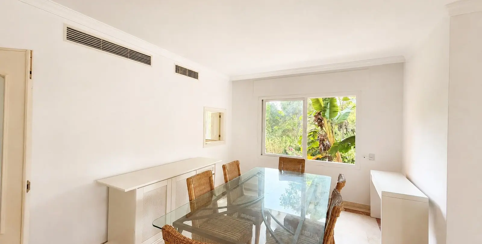 Sale of penthouse duplex in Estepona 11