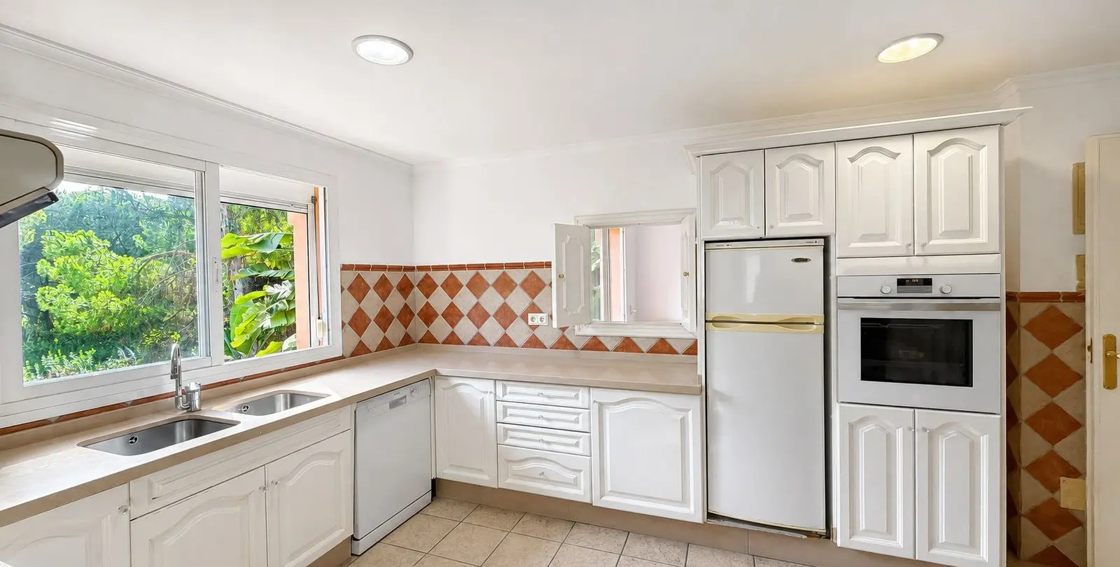 Sale of penthouse duplex in Estepona 19