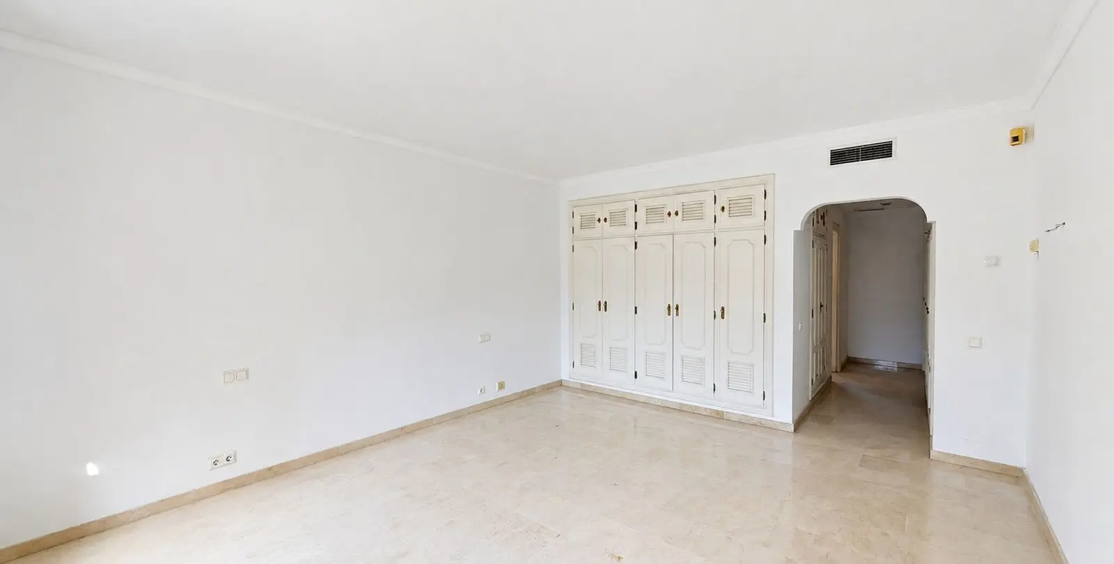 Sale of penthouse duplex in Estepona 23