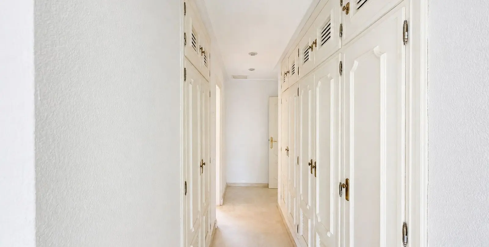 Sale of penthouse duplex in Estepona 24