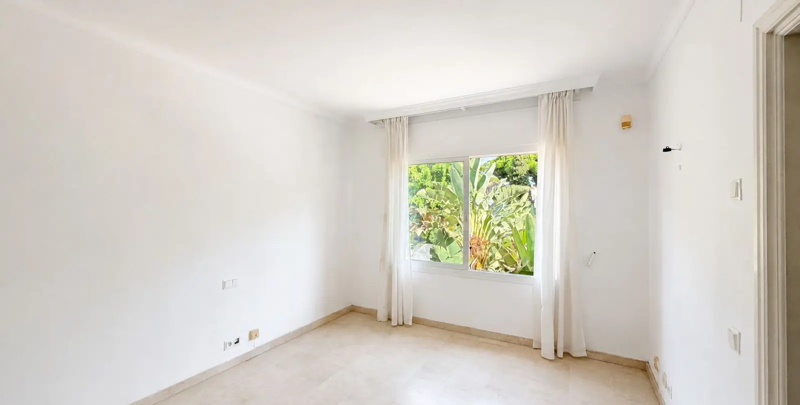Sale of penthouse duplex in Estepona 27