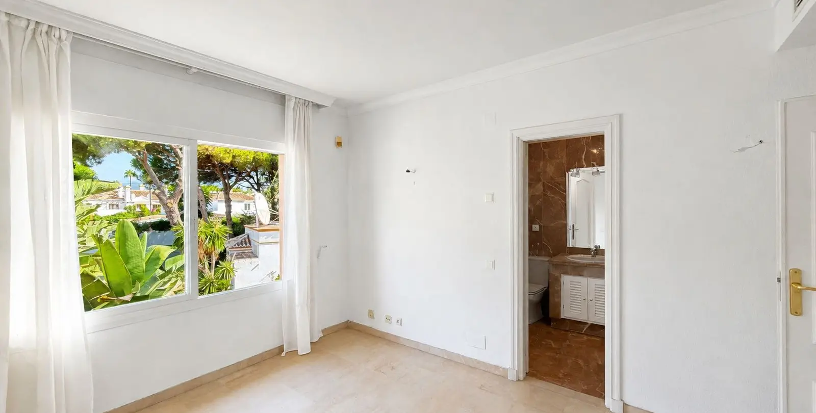 Sale of penthouse duplex in Estepona 28