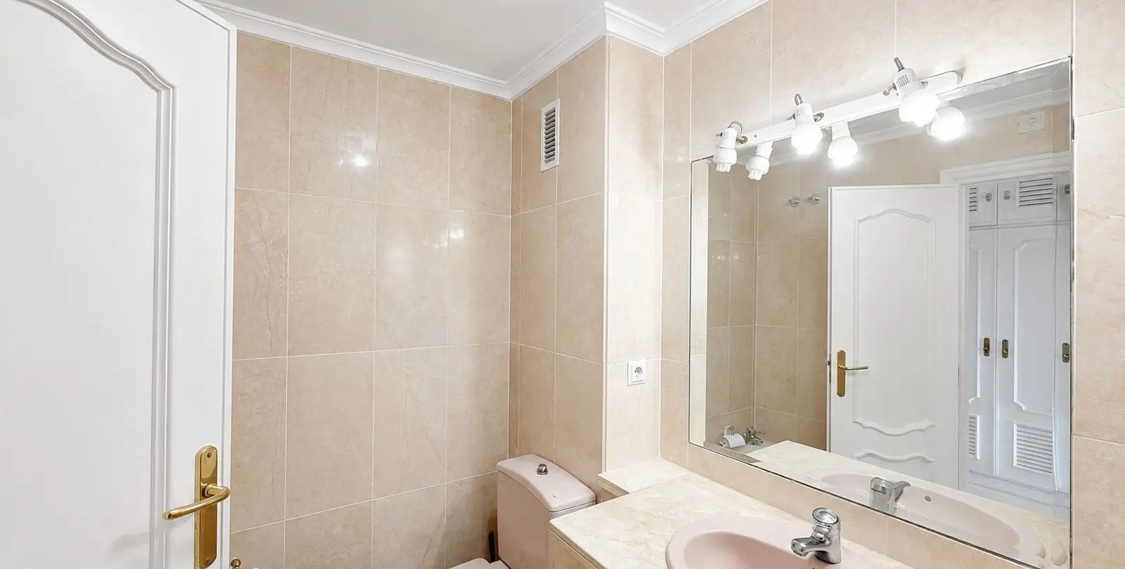 Sale of penthouse duplex in Estepona 36
