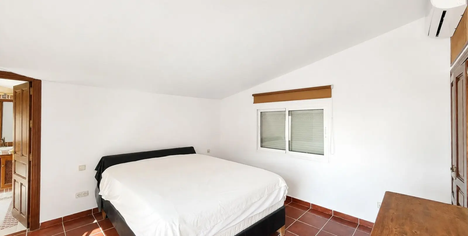 Sale of penthouse duplex in Estepona 43