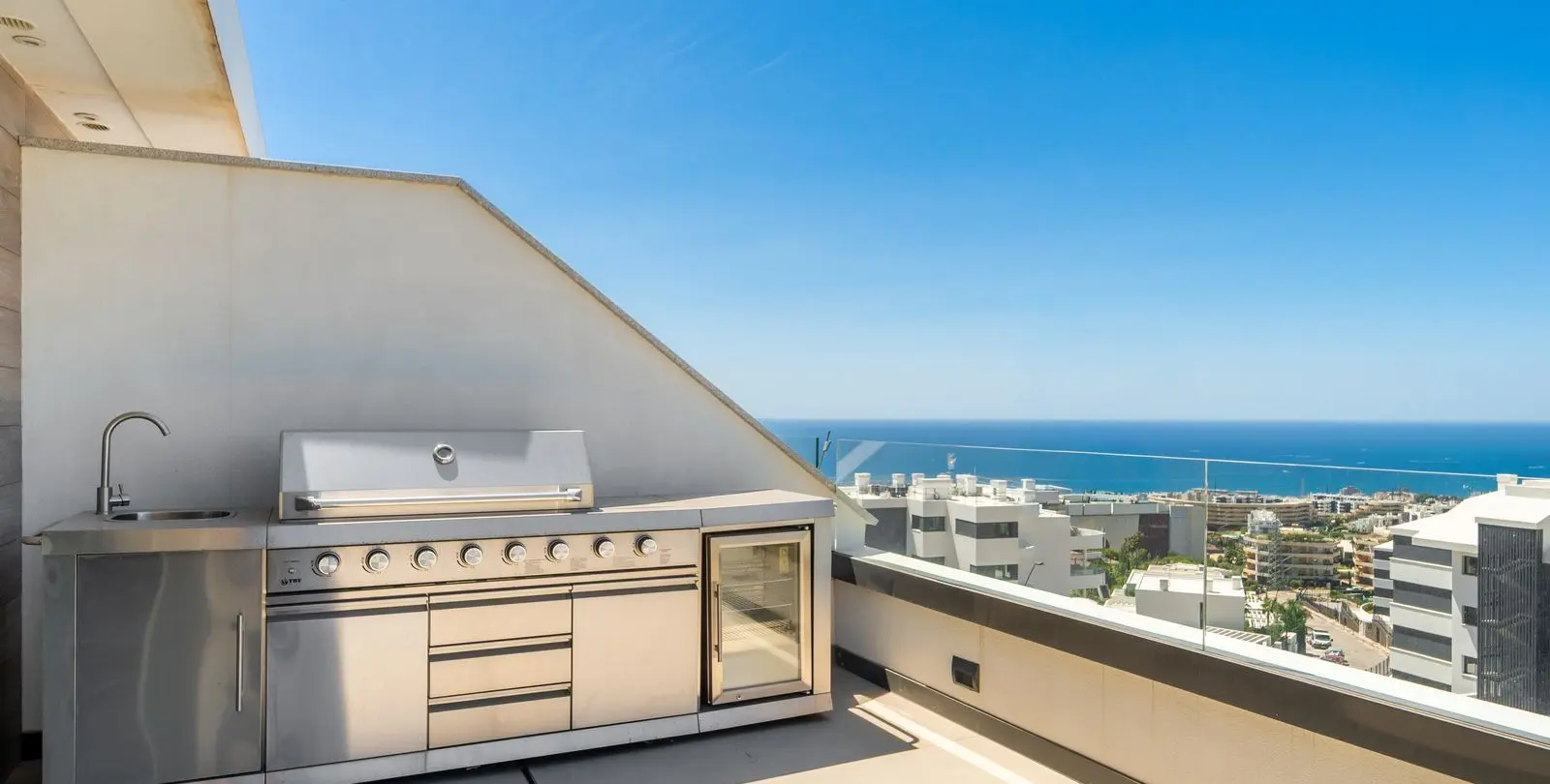 Sale of penthouse in Higueron 9