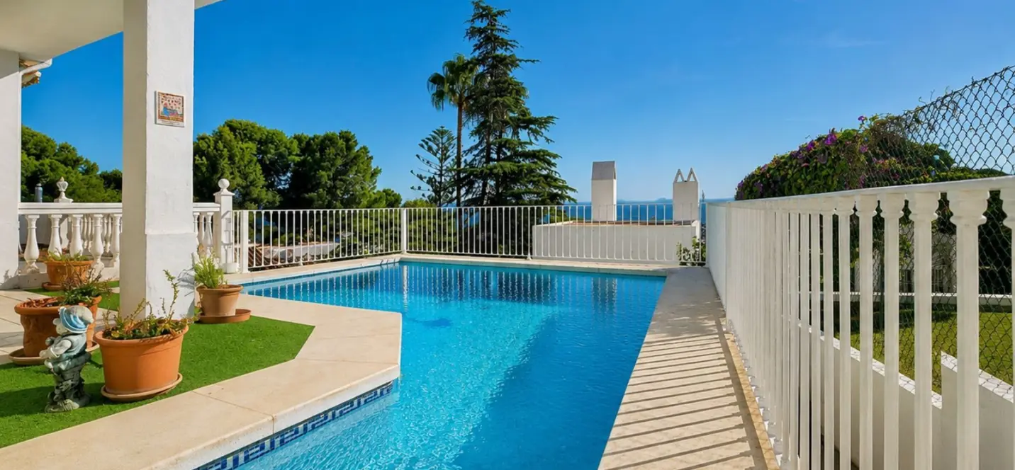 Sale of detached villa in Estepona 2