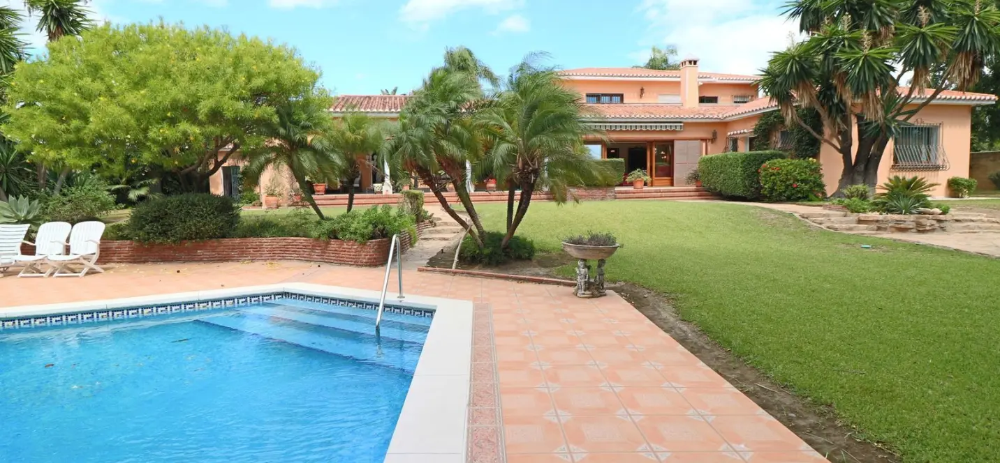 Sale of detached villa in El Paraiso 0