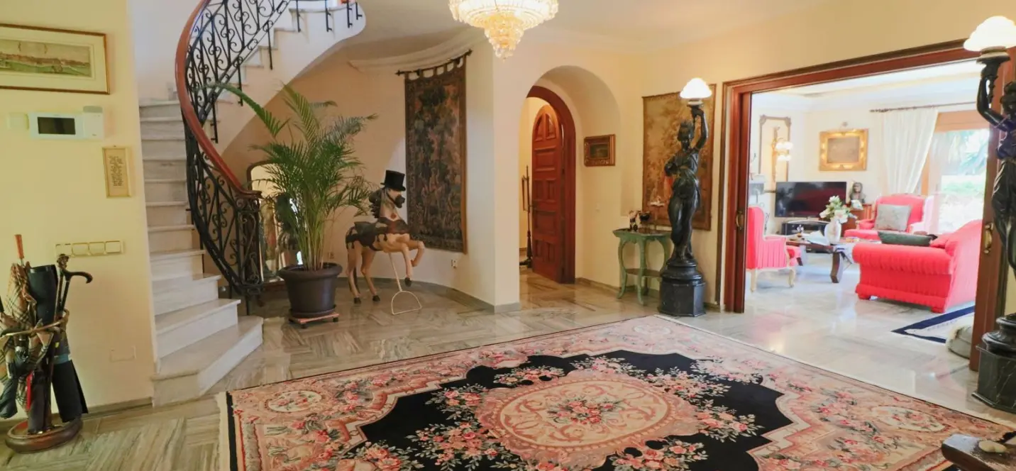 Sale of detached villa in El Paraiso 1