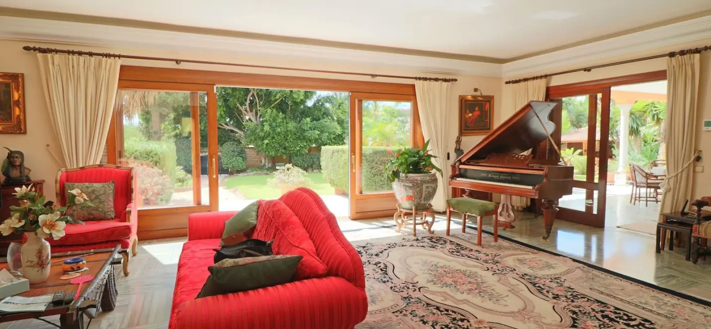Sale of detached villa in El Paraiso 2