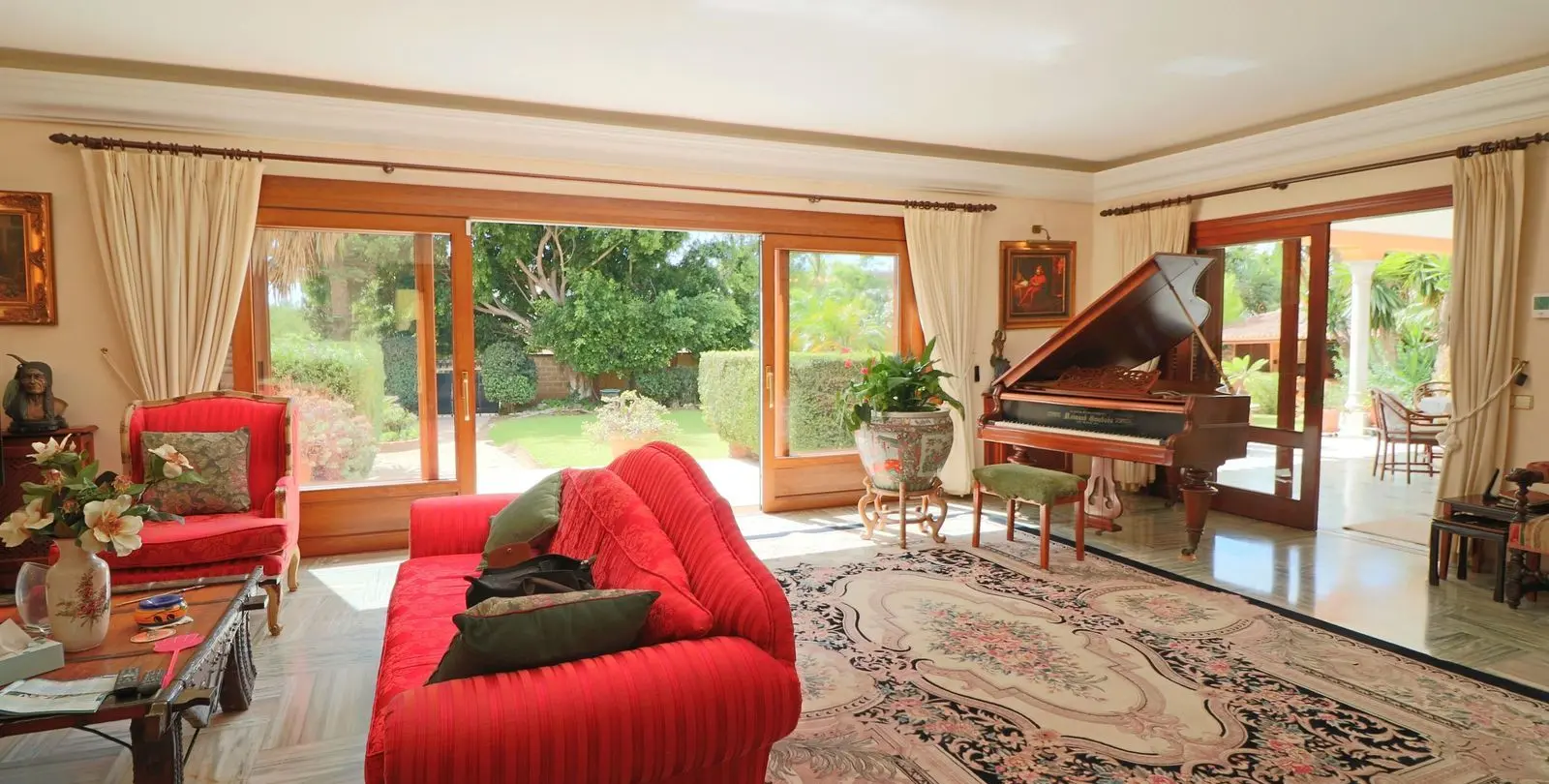 Sale of detached villa in El Paraiso 3