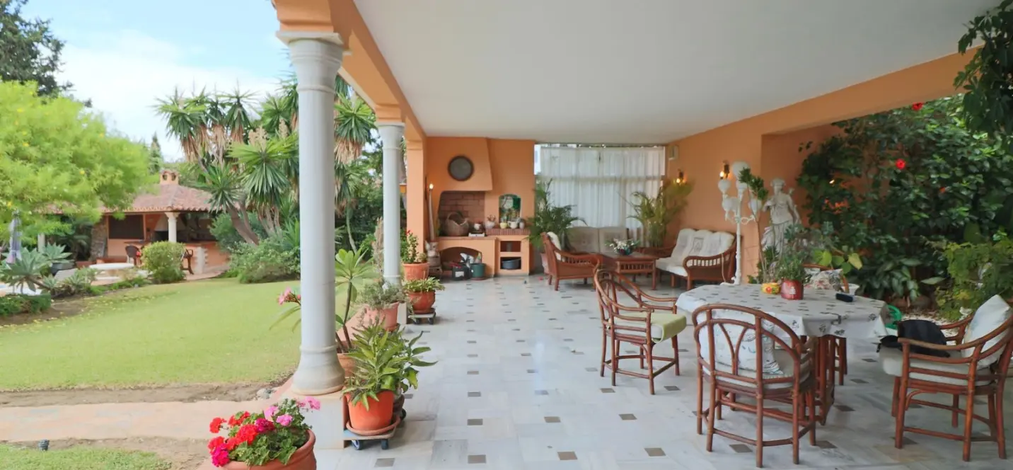 Sale of detached villa in El Paraiso 3