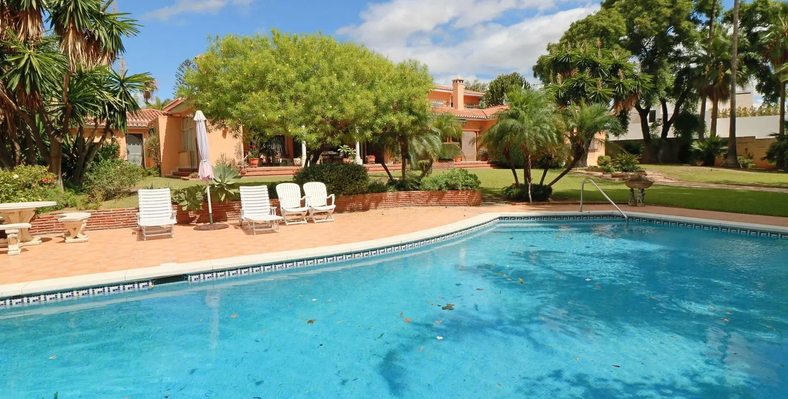 Sale of detached villa in El Paraiso 5